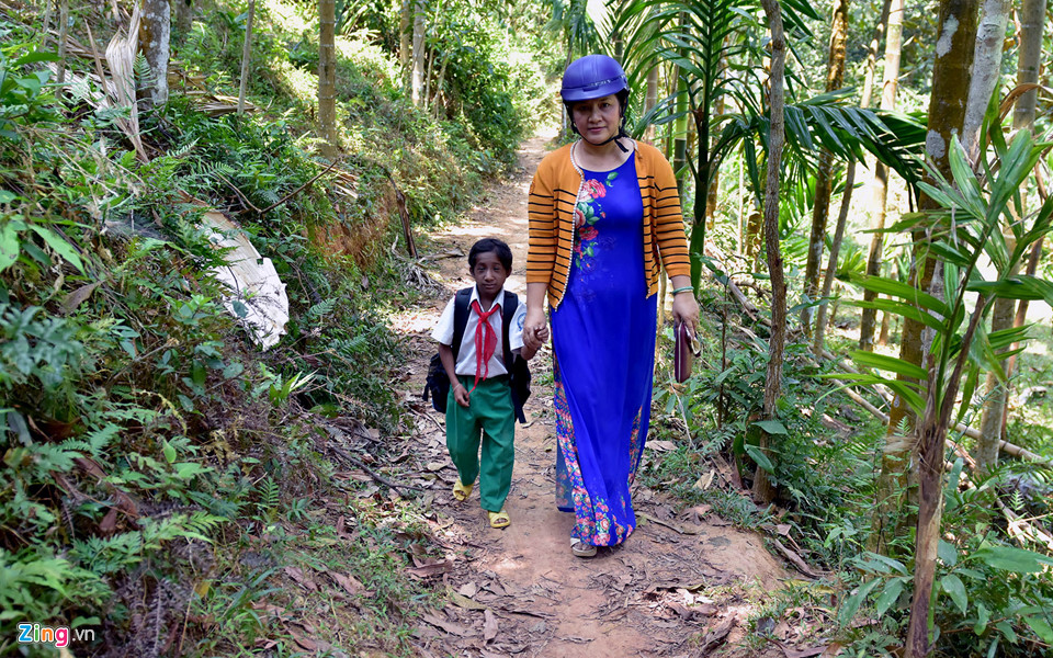 Nghị lực phi thường của cậu bé tý hon ở Quảng Ngãi